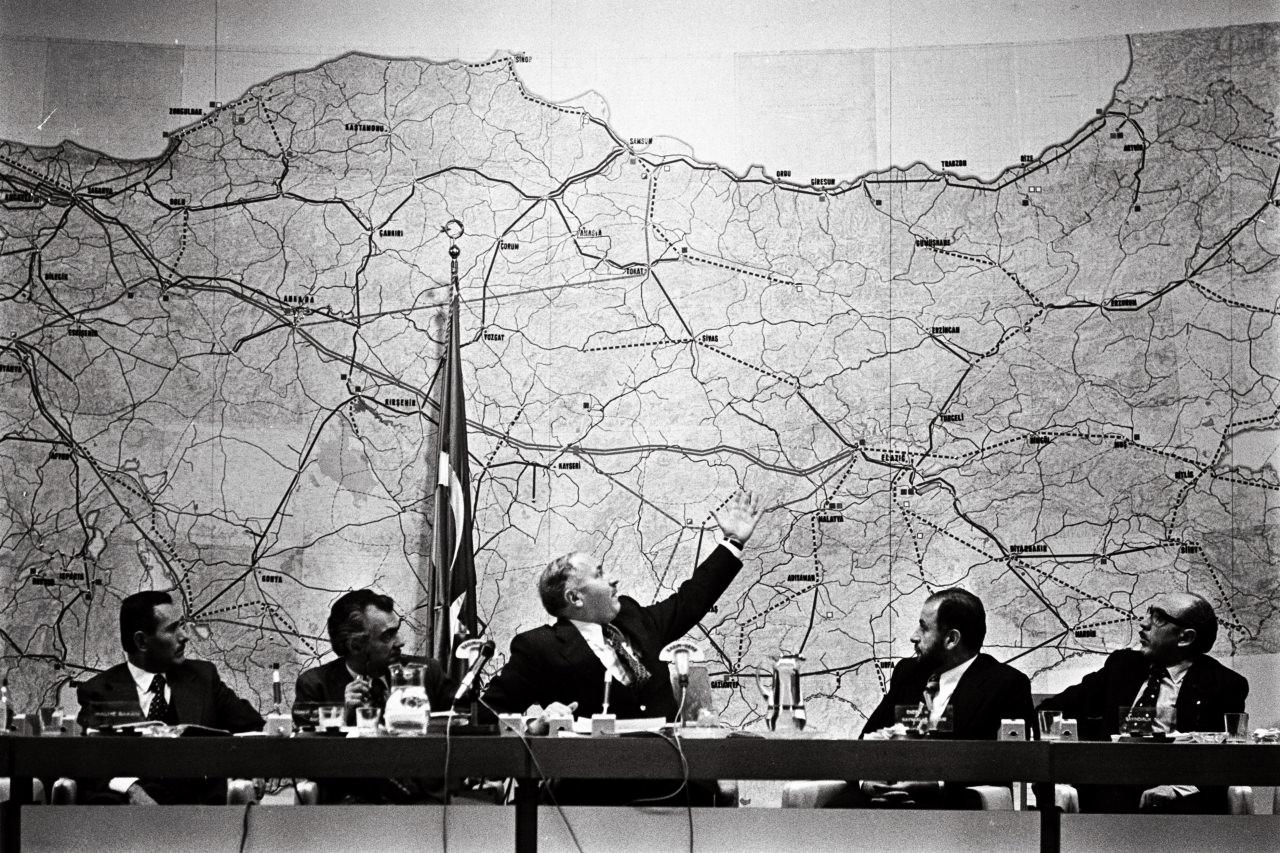 Milli Selamet Partisi Genel Başkanı ve Milliyetçi Cephe Koalisyon Ortağı Necmettin Erbakan'ın 1978 yılında gerçekleştirdiği bir basın toplantısı 