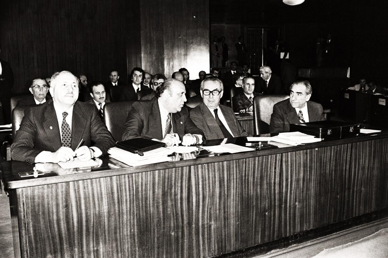  Milliyetçi Cephe Hükümeti üyeleri Başbakan Süleyman Demirel, Başbakan Yardımcıları Necmettin Erbakan ve Alpaslan Türkeş birlikte TBMM'de