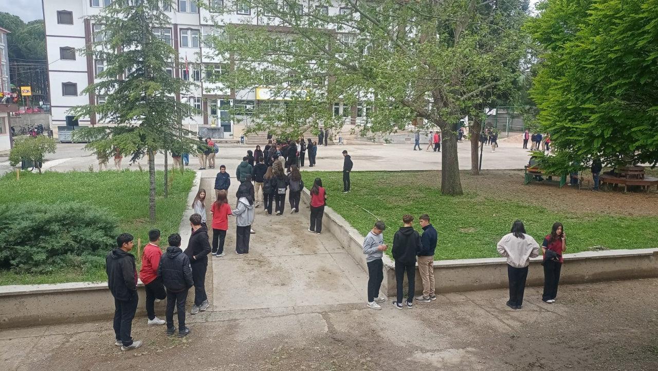 Deprem sonrası Amasya'da bir okulda çocukların binanın dışında beklediği anlar