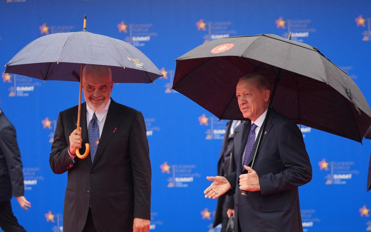 Cumhurbaşkanı Recep Tayyip Erdoğan, Avrupa Siyasi Topluluğu Zirvesi'nin açılışı için gittiği Arnavutluk'ta, Başbakan Edi Rama (solda) tarafından karşılandı.