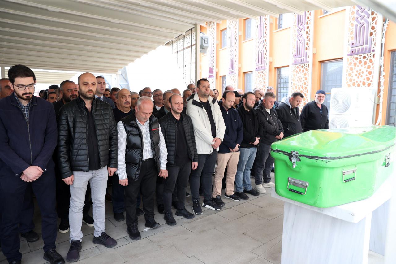 İstanbul Beylikdüzü'nde metrobüsün yolcu almak için bekleyen diğer metrobüse arkadan çarpması sonucu meydana gelen kazada hayatını kaybeden yolcu Ebru Heper'in cenazesi, memleketi Sivas'ta toprağa verildi.