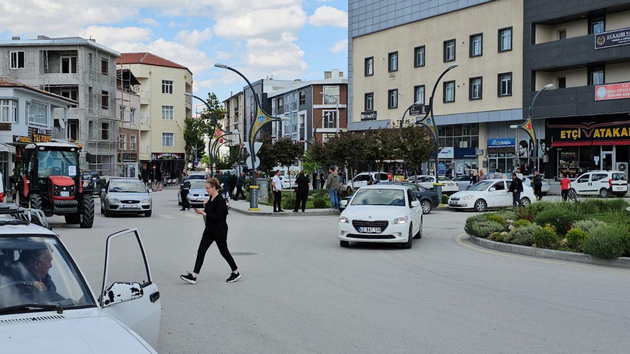 Depremin ardından Konya'da vatandaşlar kendisini dışarı attı