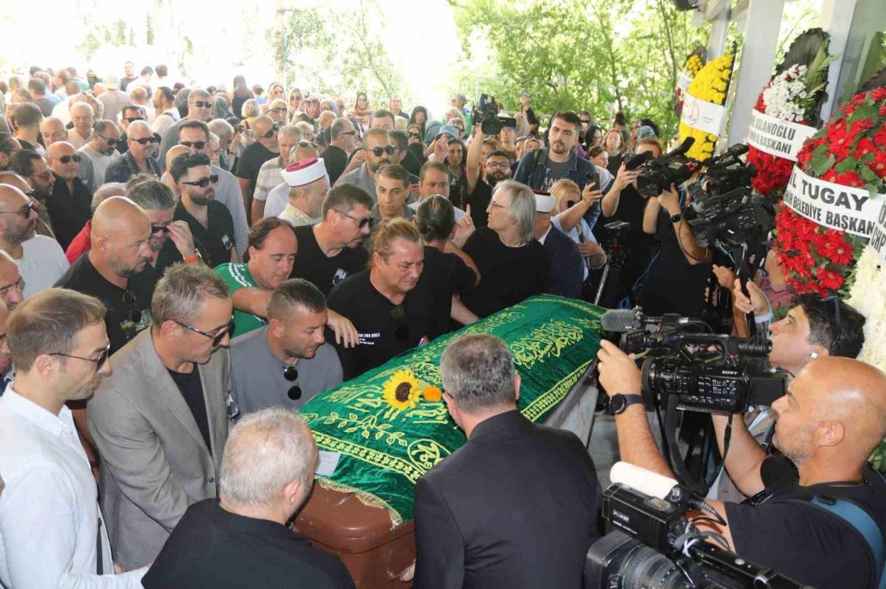 52 yaşında hayatını kaybeden şarkıcı ve yönetmen Metin Arolat için memleketi İzmir’de cenaze töreni düzenlenmişti.