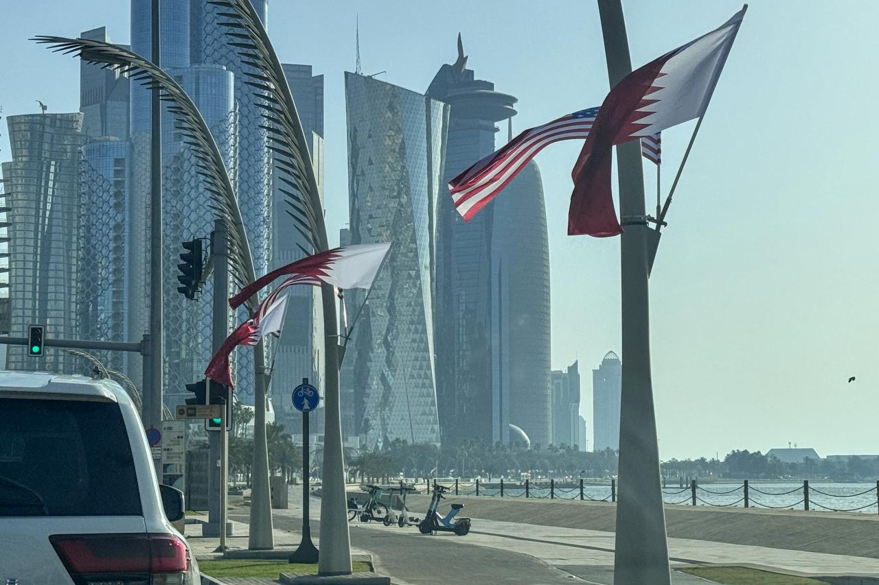 Katar'ın başkenti Doha, ABD Başkanı Donald Trump'ın yapacağı resmi ziyaret öncesi Katar ve ABD bayraklarıyla donatıldı.