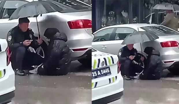 Polis, ambulans beklerken ıslanmaması için yaralı çocuğa şemsiye tuttu