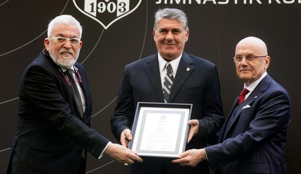 Beşiktaş'ta Başkan Serdal Adalı ve yönetimi, mazbatalarını aldı