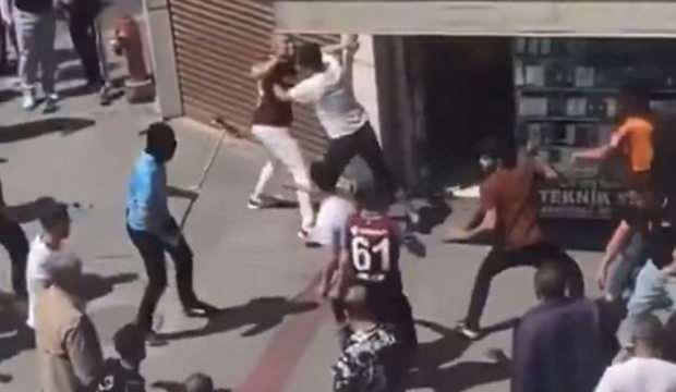 Finale saatler kala taşlı sopalı kavga: Halk taraftarı ayırmaya &ccedil;alıştı