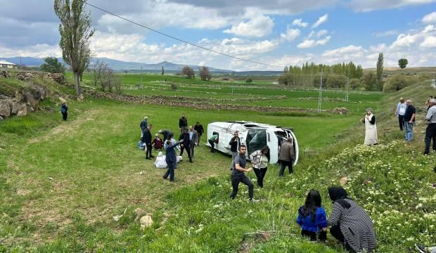 Kayseri'de öğrenci servisi devrildi: Çok sayıda yaralı var!