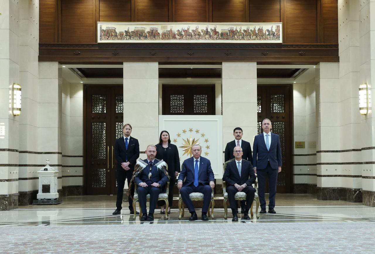 Cumhurbaşkanı Recep Tayyip Erdoğan,Yeni Zelenda Büyükelçisi Greg David Lewis'i kabul etti. Cumhurbaşkanlığı Külliyesi'ndeki kabulde, Büyükelçi Lewis, Cumhurbaşkanı Erdoğan'a güven mektubunu sundu.