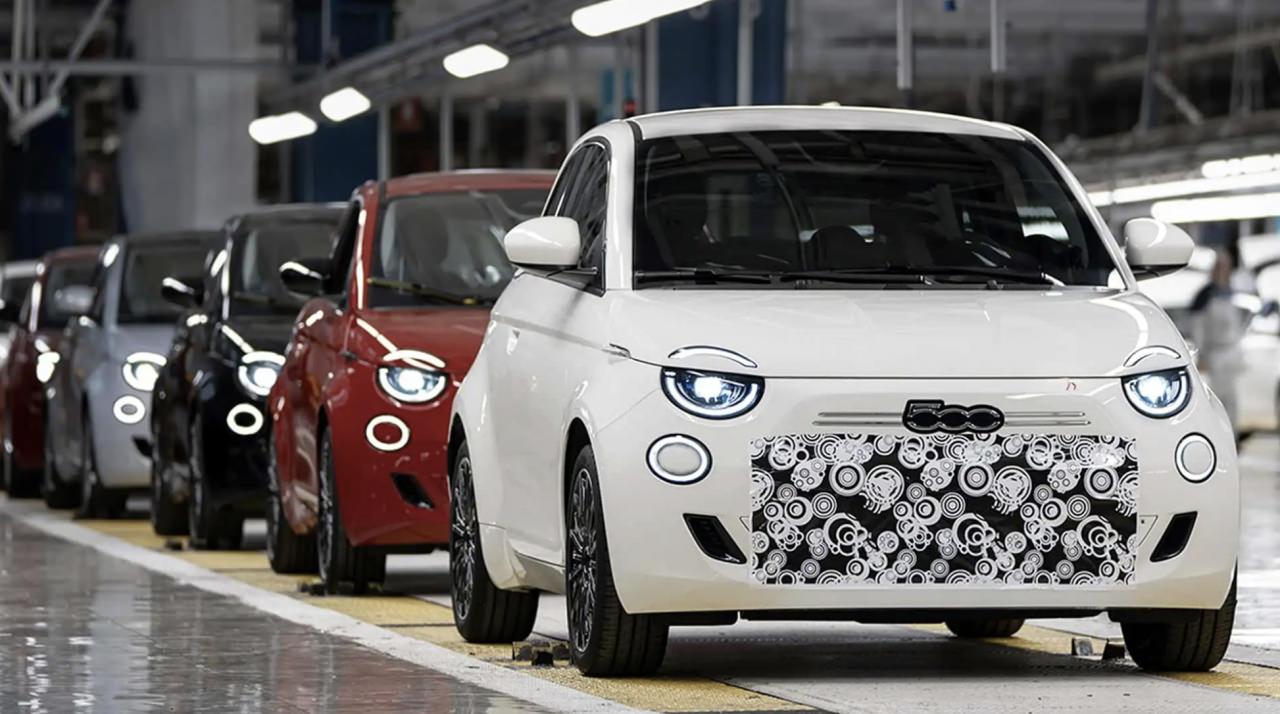 Klasik çizgilerle hibrit geleceğe göz kırpan yeni Fiat 500, üretim hattında ilk kez görüntülendi.