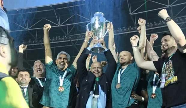 Takımdan ayrılacağını açıklamıştı, resmileşti! Şampiyon hoca veda etti