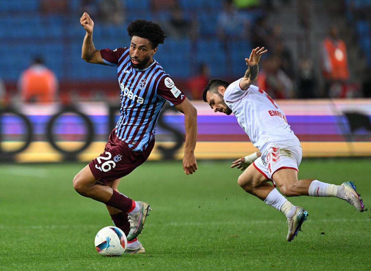 Trabzonsporlu Folcarelli, Samsunsporlu Emre Kılınç ile birlikte.
