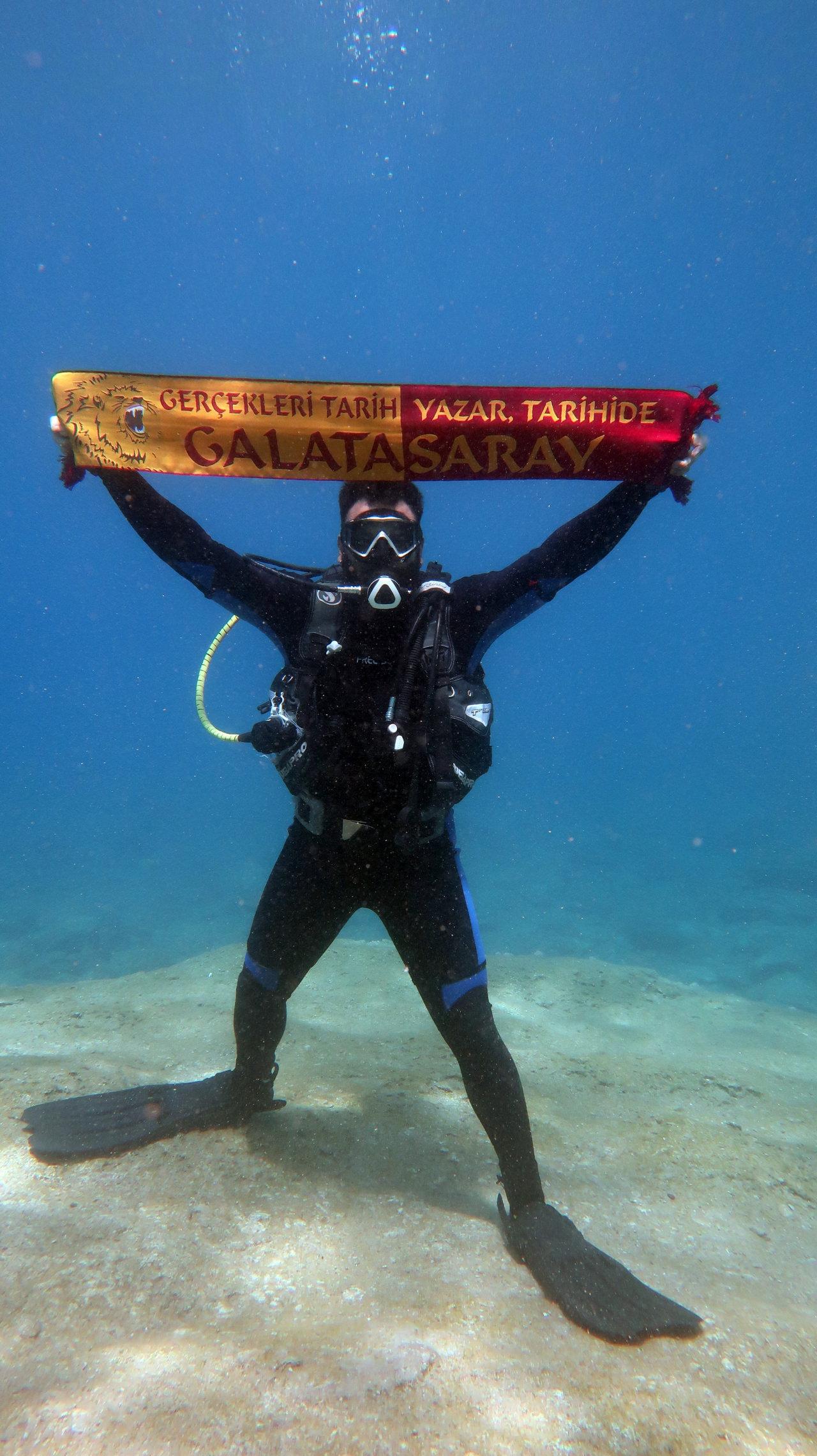 Bir dalgıç denizin 5 metre altında Galatasaray'ın atkısını açtı.