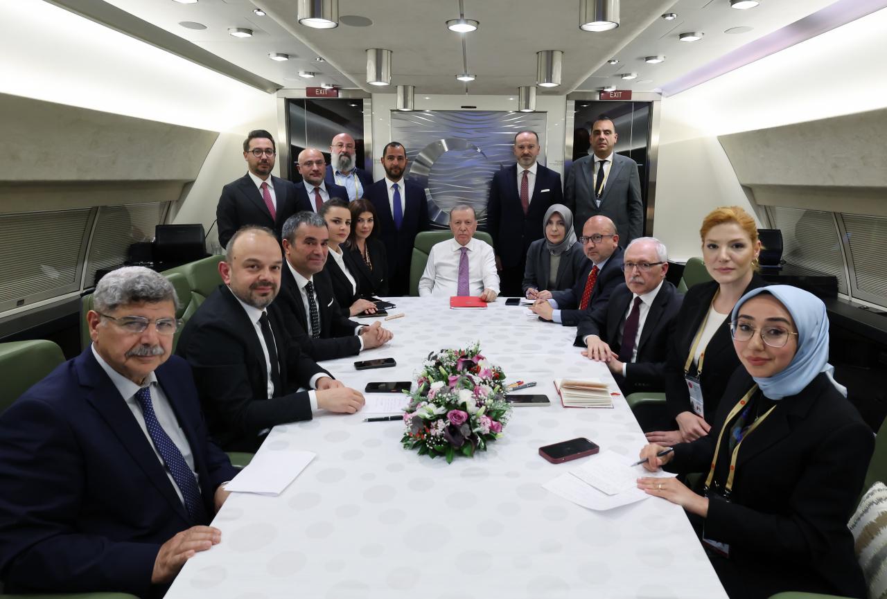 Cumhurbaşkanı Erdoğan'ın, Macaristan dönüşü gazetecilerin sorularını cevapladığı anlar