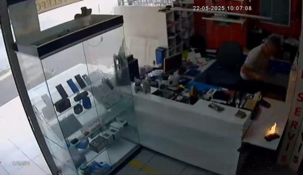 Adana'da batarya bomba gibi patladı! O anlar kameraya yansıdı