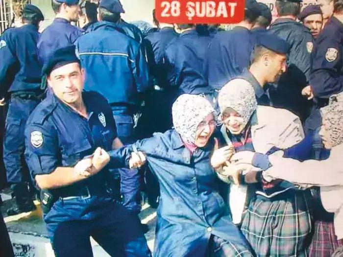 28 Şubat sürecinde başörtülü öğrencilere yapılan zulümden bir kare.