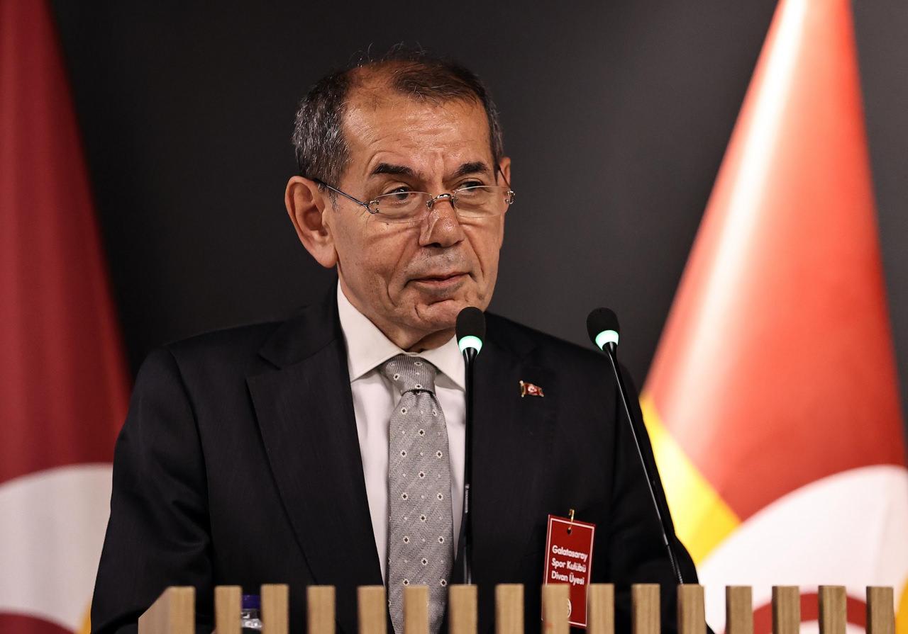 Galatasaray Kulübü Başkanı Dursun Özbek, Ali Sami Yen Spor Kompleksi RAMS Park'taki Özhan Canaydın Konferans Salonu'nda düzenlenen mayıs ayı olağan divan kurulu toplantısında açıklamalarda bulundu.