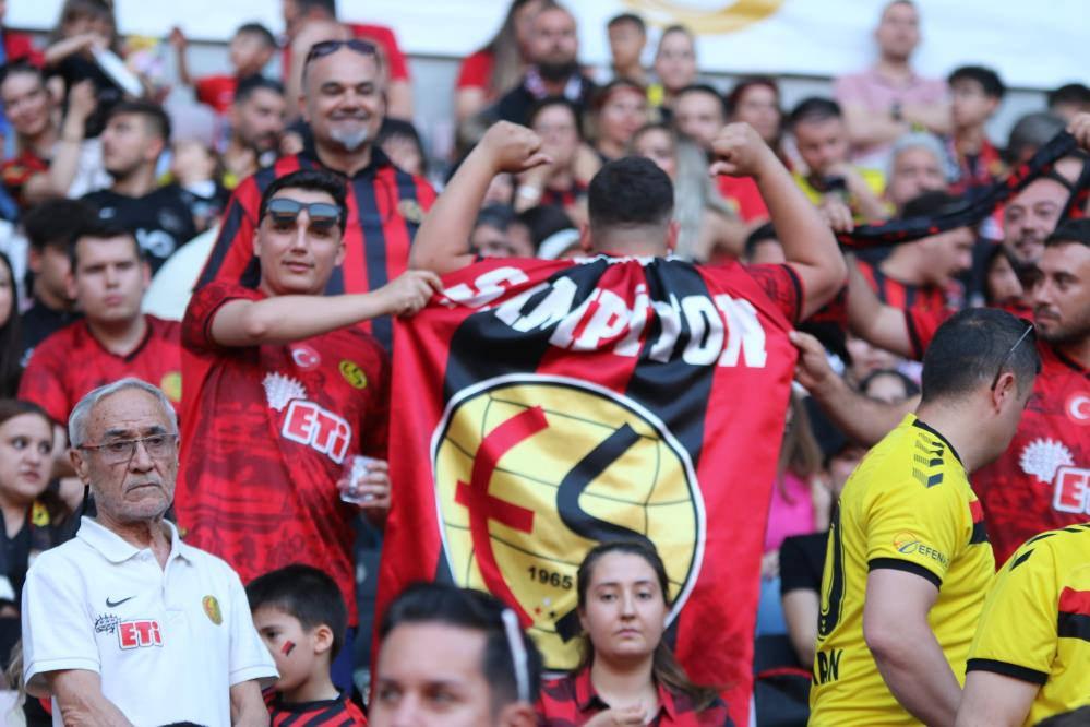 Eskişehirspor taraftarları şampiyonluğu kutluyor