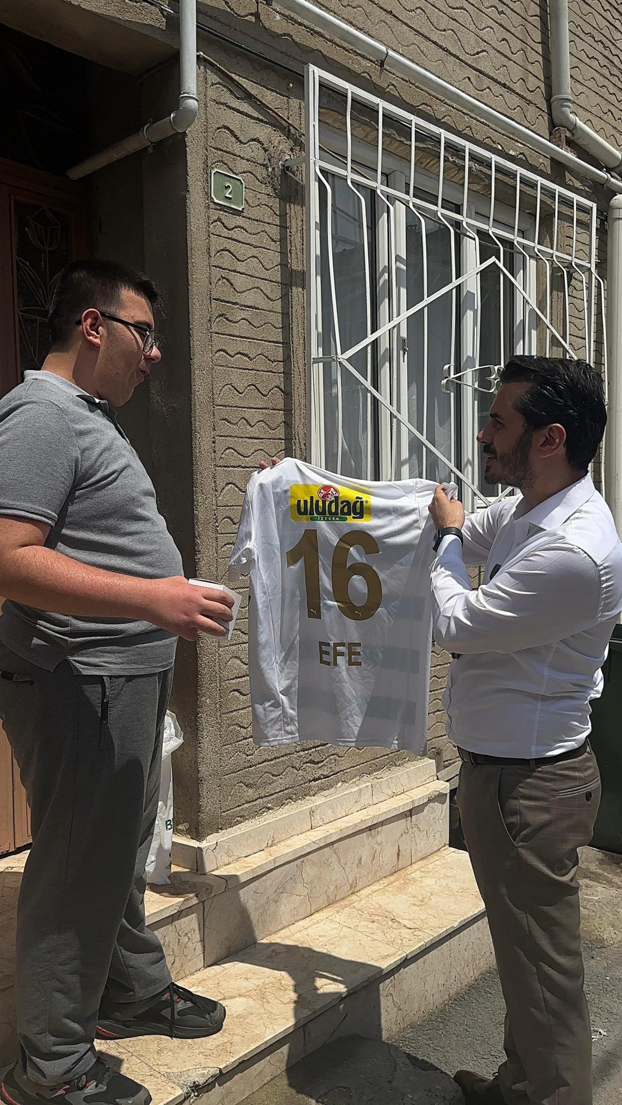 İlçe Başkanı Adnan Kurtuluş'un Efe'ye formasını hediye ettiği anlar