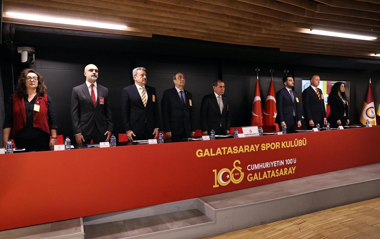 Galatasaray Kulübü Başkanı Dursun Özbek, Ali Sami Yen Spor Kompleksi RAMS Park'taki Özhan Canaydın Konferans Salonu'nda düzenlenen mayıs ayı olağan divan kurulu toplantısına katıldı.