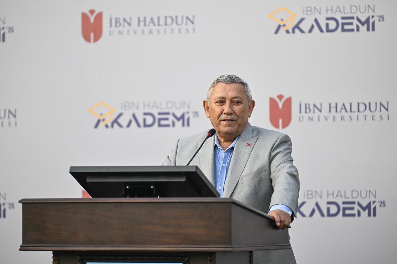 İbn Haldun Üniversitesi Mütevelli Heyeti Başkanı Prof. Dr. İrfan Gündüz, İHÜ tarafından bu yıl üçüncüsü düzenlenen "İbn Haldun Akademi"nin kapanış törenine katılarak konuşma yaptı.