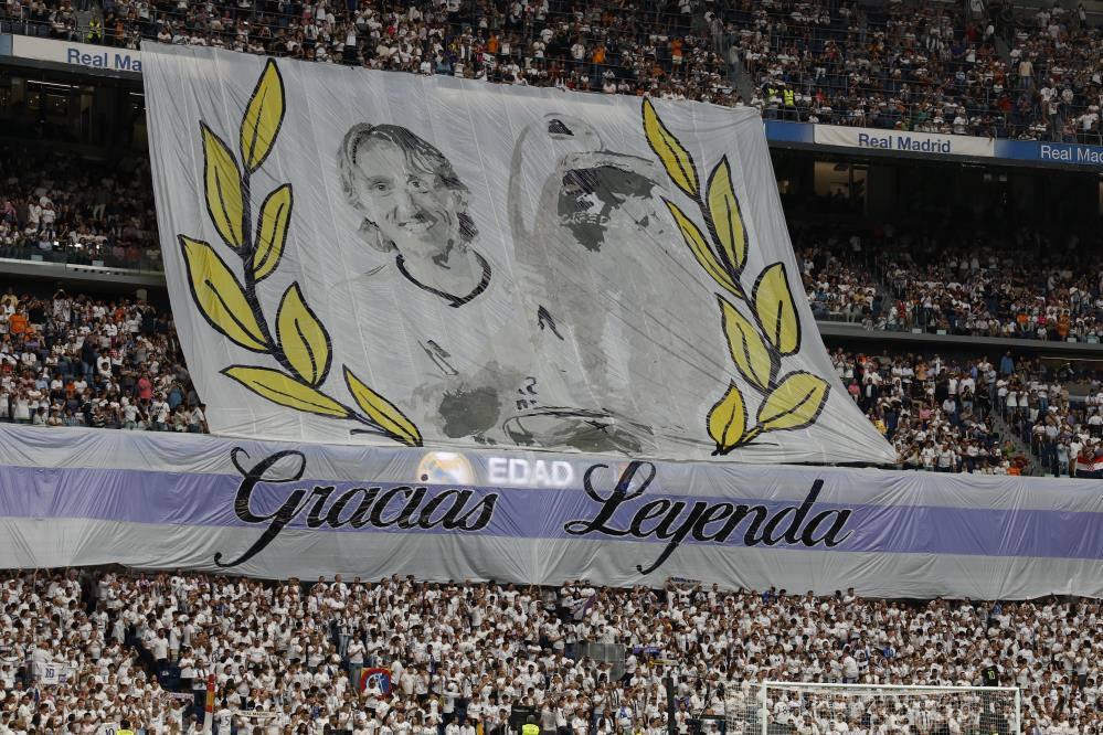 Luka Modric için açılan pankart