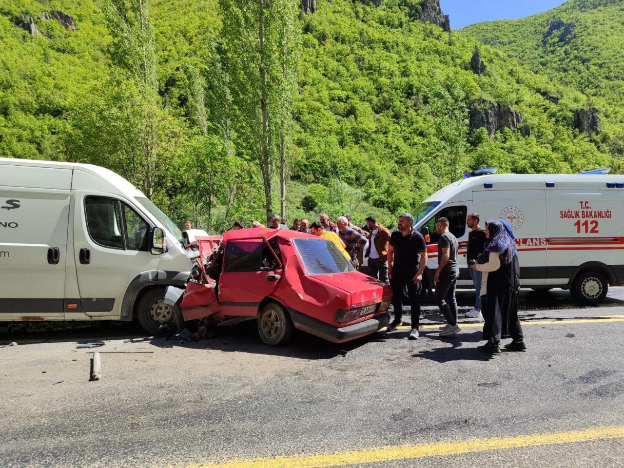 Otomobilin hurdaya döndüğü kazada 1 kişi hayatını kaybetti. 
