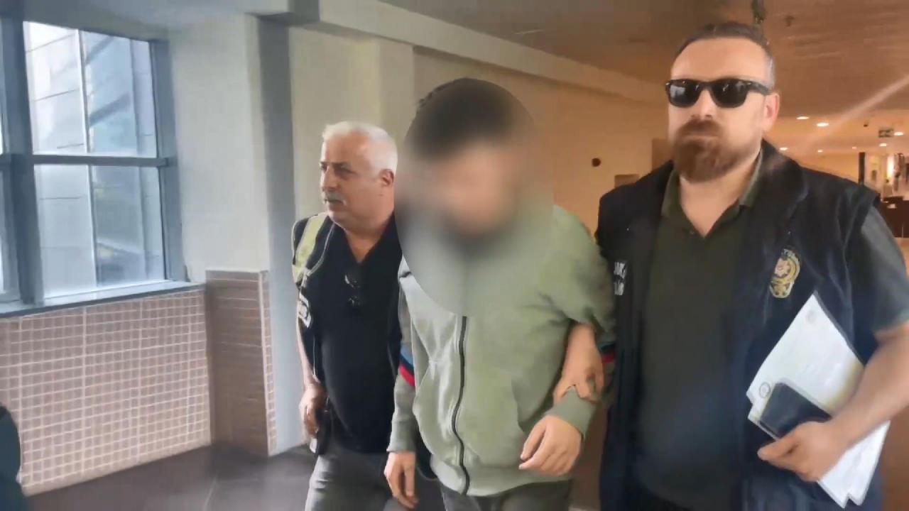 Aileyi tehdit eden 5 çocuktan 4'ü adli kontrol şartıyla beraat etti, 1'i 4 yıl 8 ay hapis cezasına çarptırıldı.