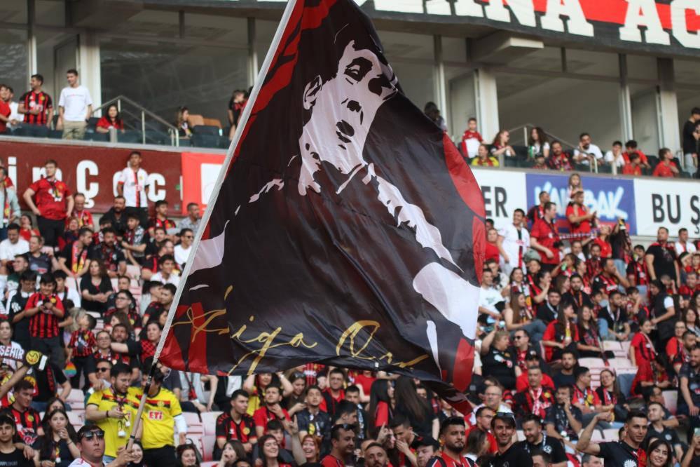 Eskişehirspor taraftarları şampiyonluğu kutluyor