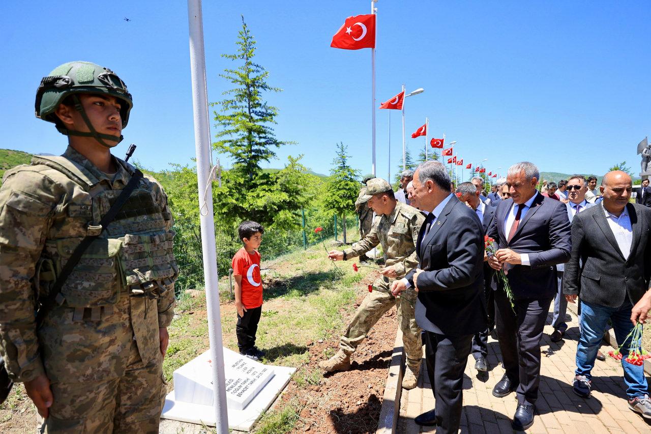 Bingöl'de şehit olan sivil kıyafetli ve silahsız 33 asker için anma töreni