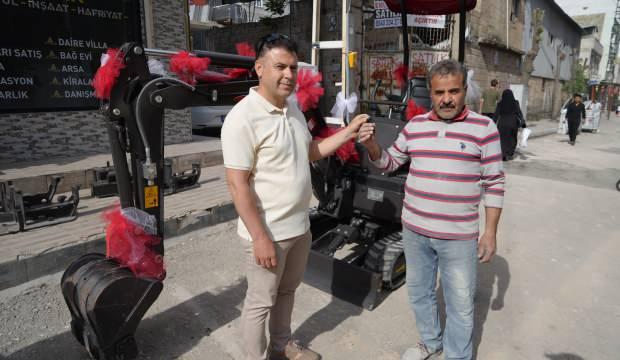 Patronunun hediyesini görünce sevinçten havalara uçtu