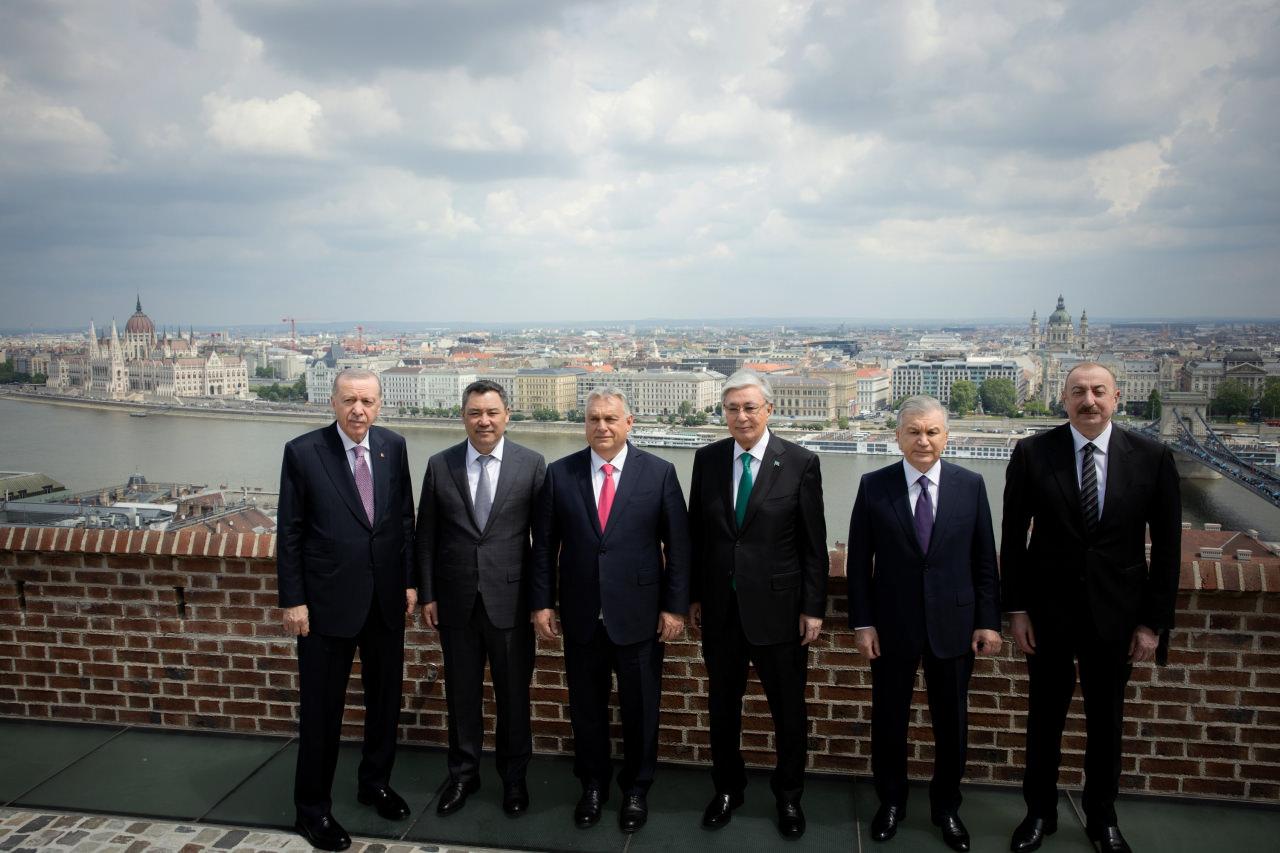 Cumhurbaşkanı Erdoğan, TDT liderleriyle Budapeşte manzarasında hatıra fotoğrafı çektirdi.