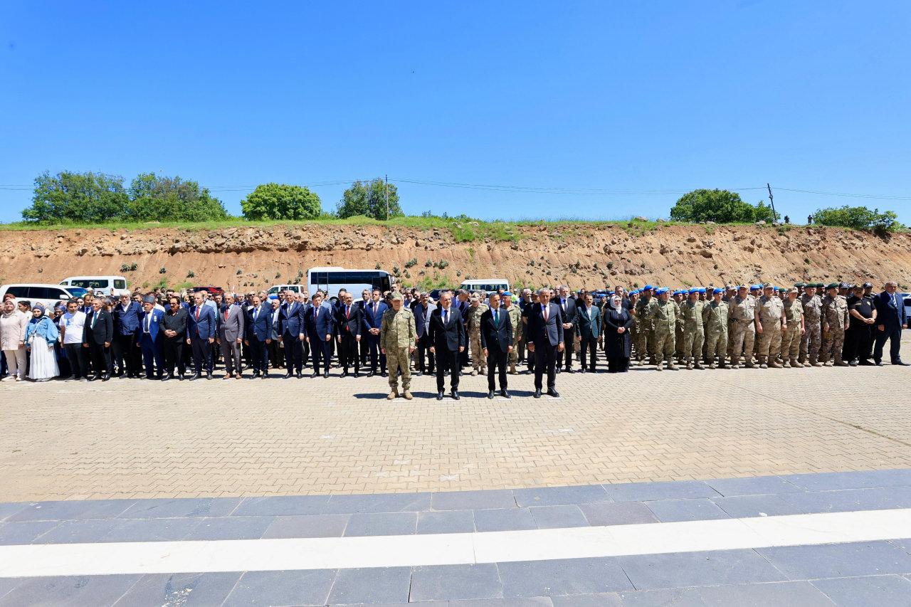 Bingöl-Elazığ kara yolunda 24 Mayıs 1993'te usta birliklerine giderken PKK'lı teröristlerin saldırısında şehit olan sivil kıyafetli ve silahsız 33 asker için anma töreni düzenlendi.