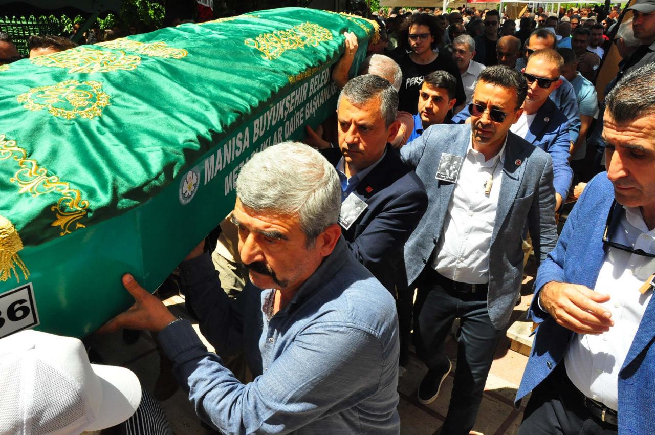 Özgür Özel tabutu sırtladı