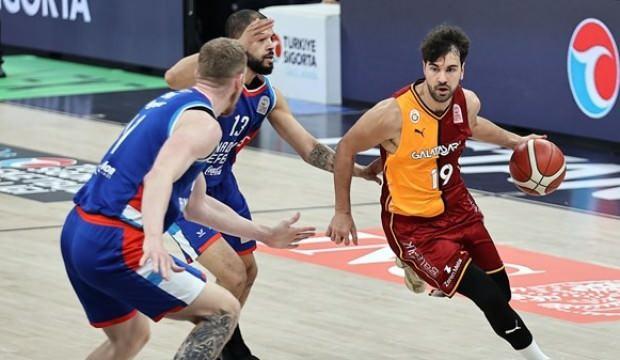 Anadolu Efes, Galatasaray'ı farklı mağlup etti