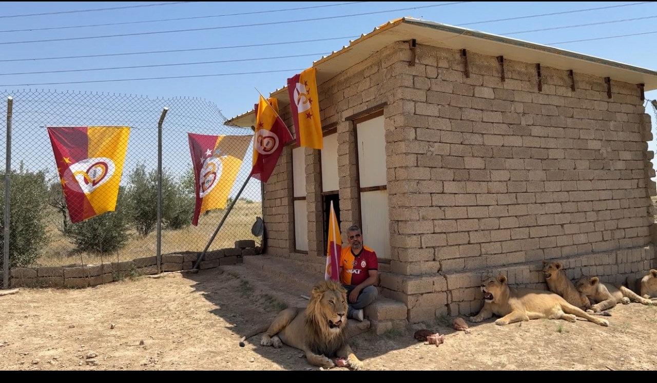 Ahmet Akbey, Duhok'ta aslanlarıyla beraber poz veriyor.