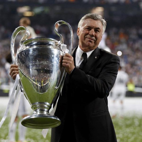 Carlo Ancelotti, Real Madrid'le kazandığı Şampiyonlar Ligi kupasıyla