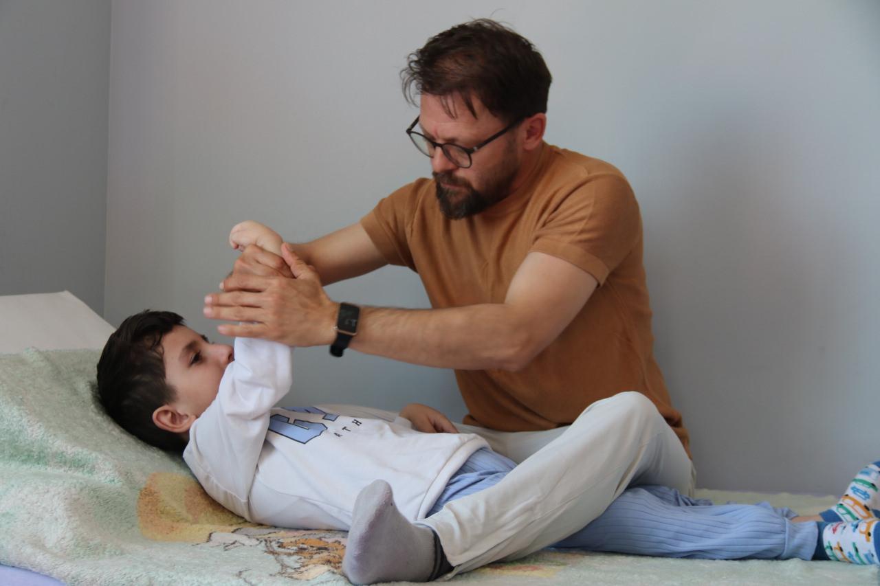  Fizyoterapist Cemil Karadağ, Emir'e her gün fizyoterapi  tedavisi veriyor. 