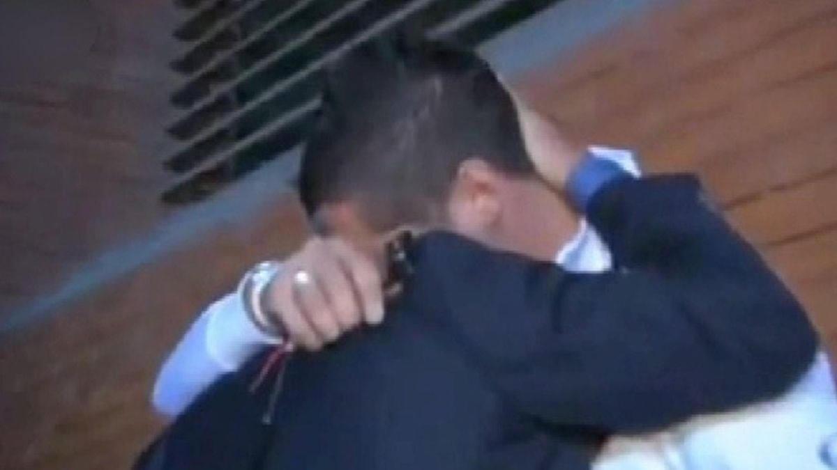 Jose Mourinho, Şampiyonlar Ligi finali sonrası Materazzi ile vedalaşıyor.