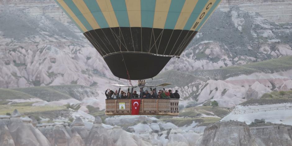 Gökyüzünde görsel şölen! Balonlar Türk bayraklarıyla süzüldü