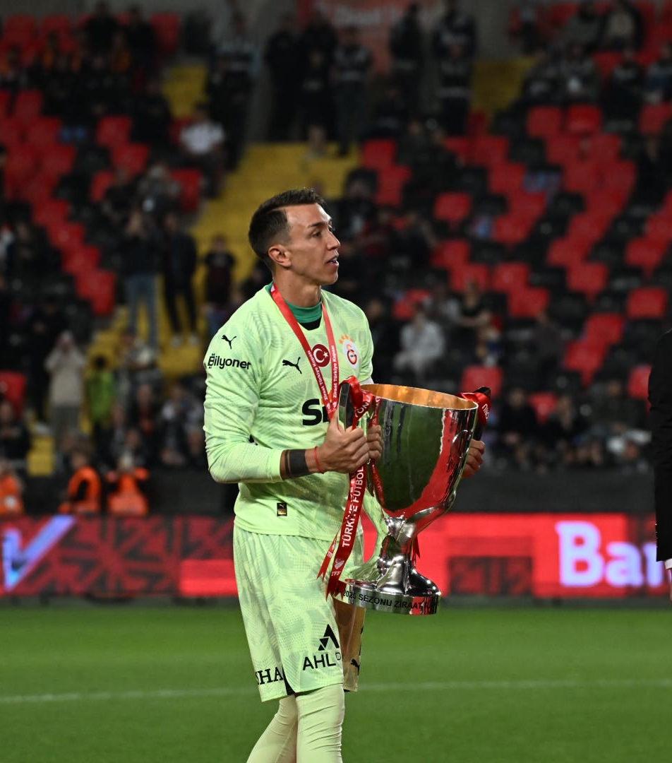 Galatasaray'ın kaptanı ve başarılı kalecisi Fernando Muslera