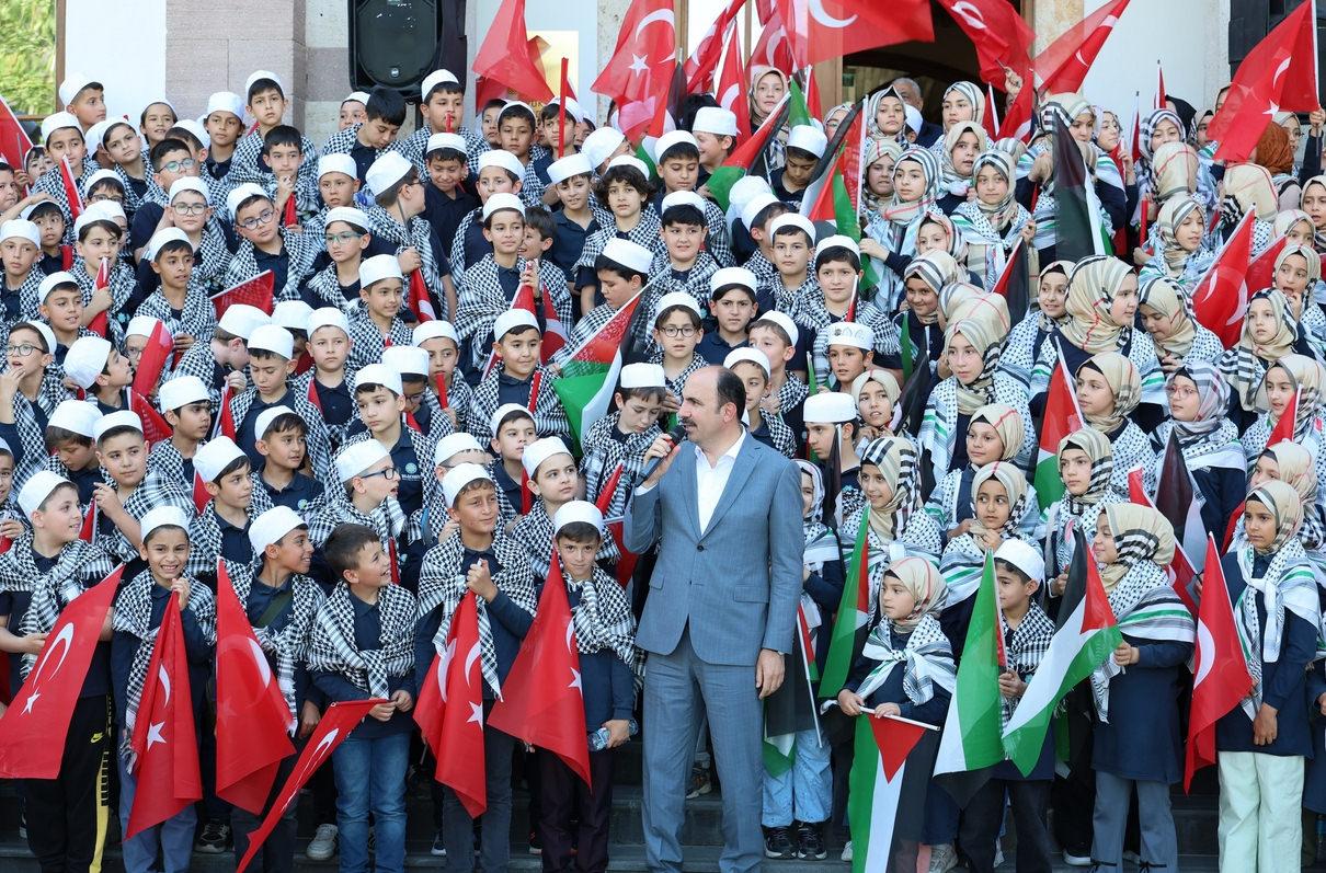 Uğur İbrahim Altay, Bilgehanelerde hafızlık hazırlık eğitimi alarak Hafızlık İmam Hatip Ortaokullarını kazanan öğrencilerle bir araya geldi