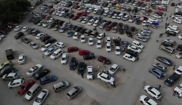 İkinci el oto pazarında bayram havası