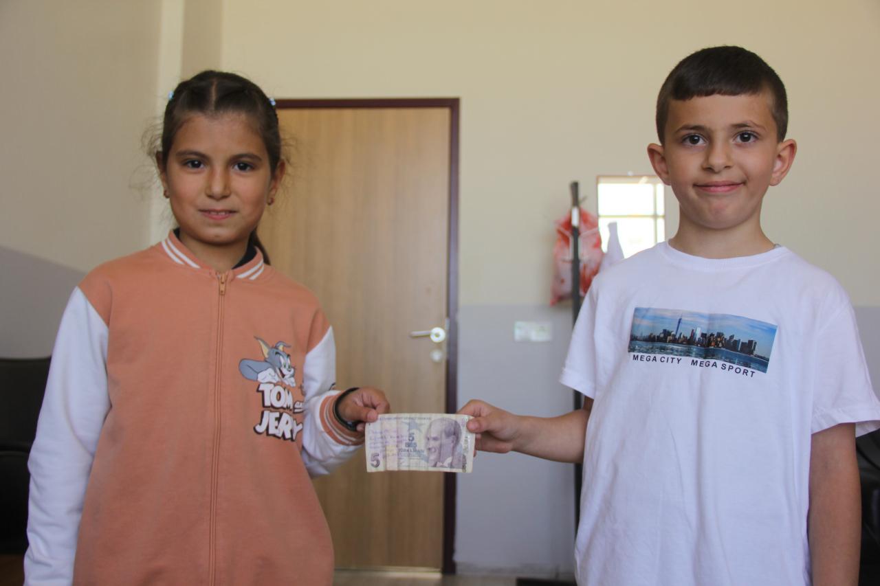  ilkokul öğrencisi Zehra Özel (solda), yazılı notu görünce parayı aynı okuldaki öğrenciye geri ulaştırdı.