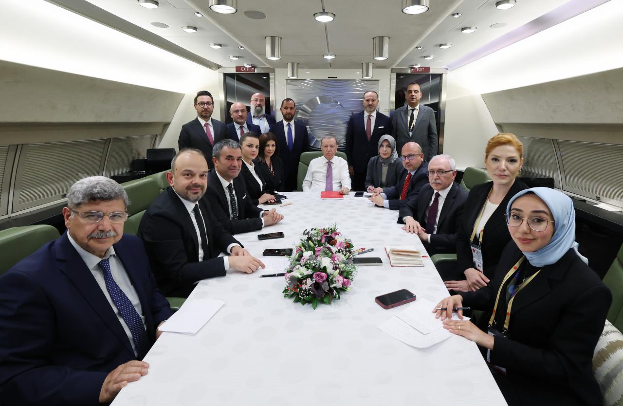 Cumhurbaşkanı Recep Tayyip Erdoğan, Macaristan dönüşü uçakta aralarında ÜLKE TV program sunucusu Ebrar Rümeysa AK'ın da bulunduğu gazetecilerin sorularını yanıtladı. 