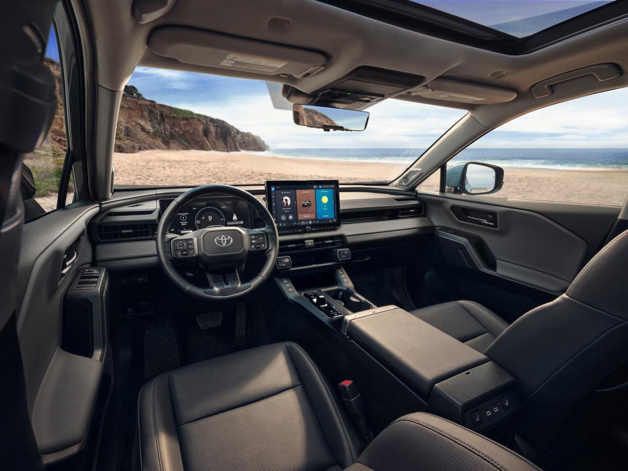 Yeni RAV4’te ilk kez kullanılan Arene platformu, akıllı yazılımla sürüşü daha sezgisel ve güvenli hale getiriyor.