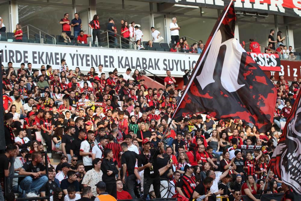 Eskişehirspor taraftarları şampiyonluğu kutluyor