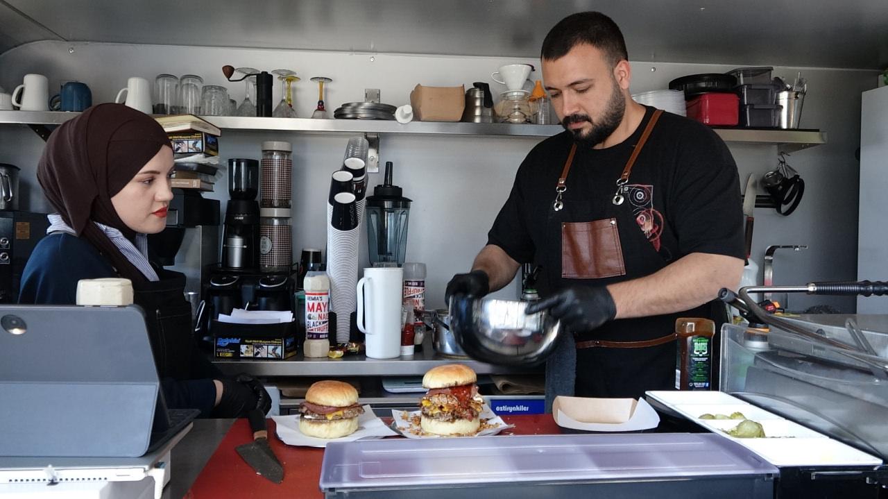 Gündüz doktor, akşam burgerci
