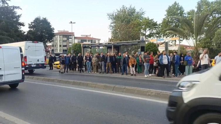 Duraklarda yoğunluk oluşmaya başladı.