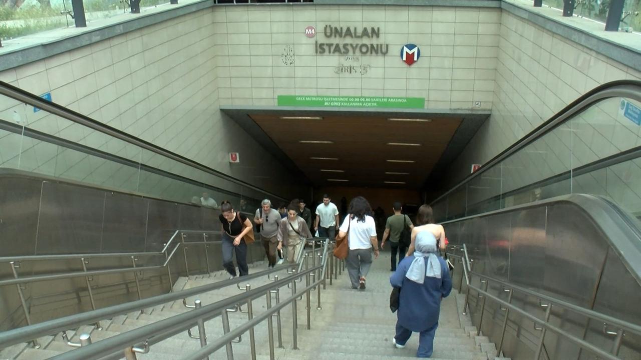 Yürüyen merdivenler kırılınca vatandaşlar merdivenlerden inmek zorunda kaldı